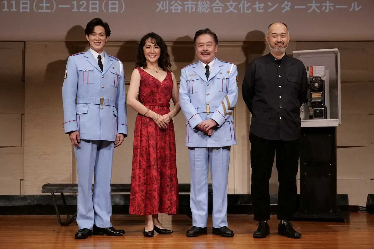 ミュージカル「バンズ・ヴィジット」の制作発表に出席した（左から）新納慎也、濱田めぐみ、風間杜夫、演出家の森新太郎氏