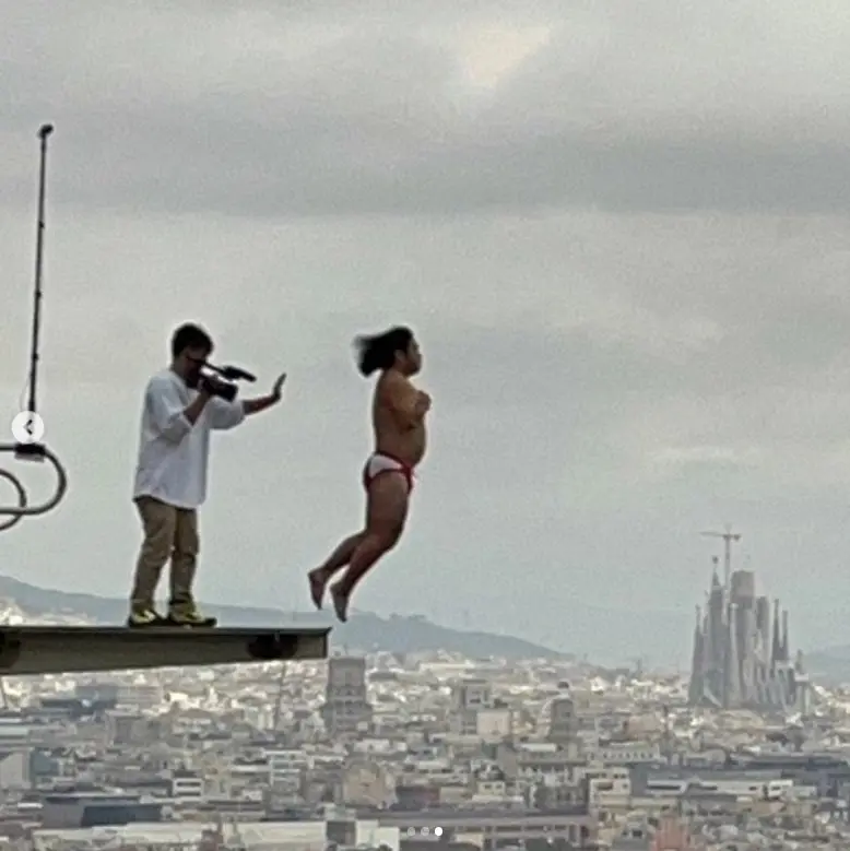 【画像・写真】ロッチ中岡　サグラダファミリアがバックの飛び降りショット公開に「神々しい」「天使が舞い降りた」