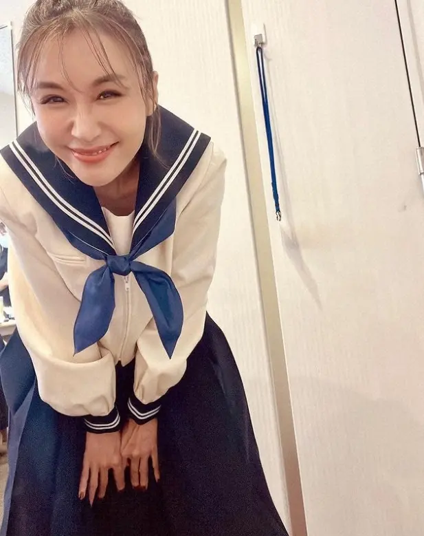 【画像・写真】鈴木紗理奈　セーラー服姿披露に“絶賛の嵐”「全然イケてる」「JKやん」「現役ですか」