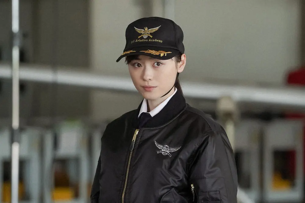 【画像・写真】連続テレビ小説「舞いあがれ!」第9週は「私らはチームや」格納庫内にて。教官を待つ岩倉舞（福原遥）（C）NHK