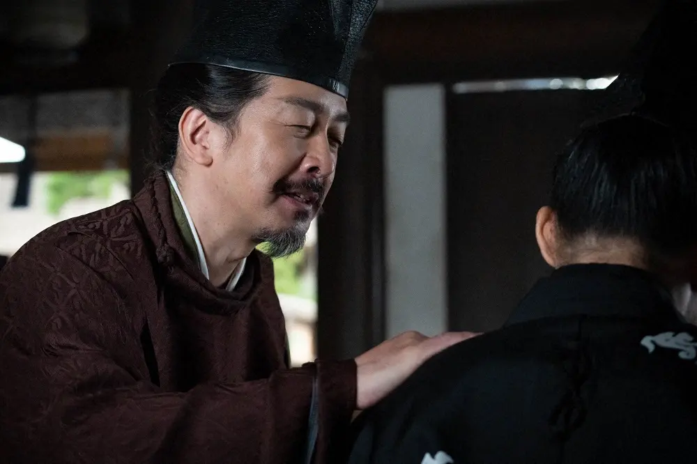 【画像・写真】大河ドラマ「鎌倉殿の13人」第44話。「それがこの鎌倉の流儀」――。北条義時（小栗旬）の背中を押す大江広元（栗原英雄・左）（C）NHK