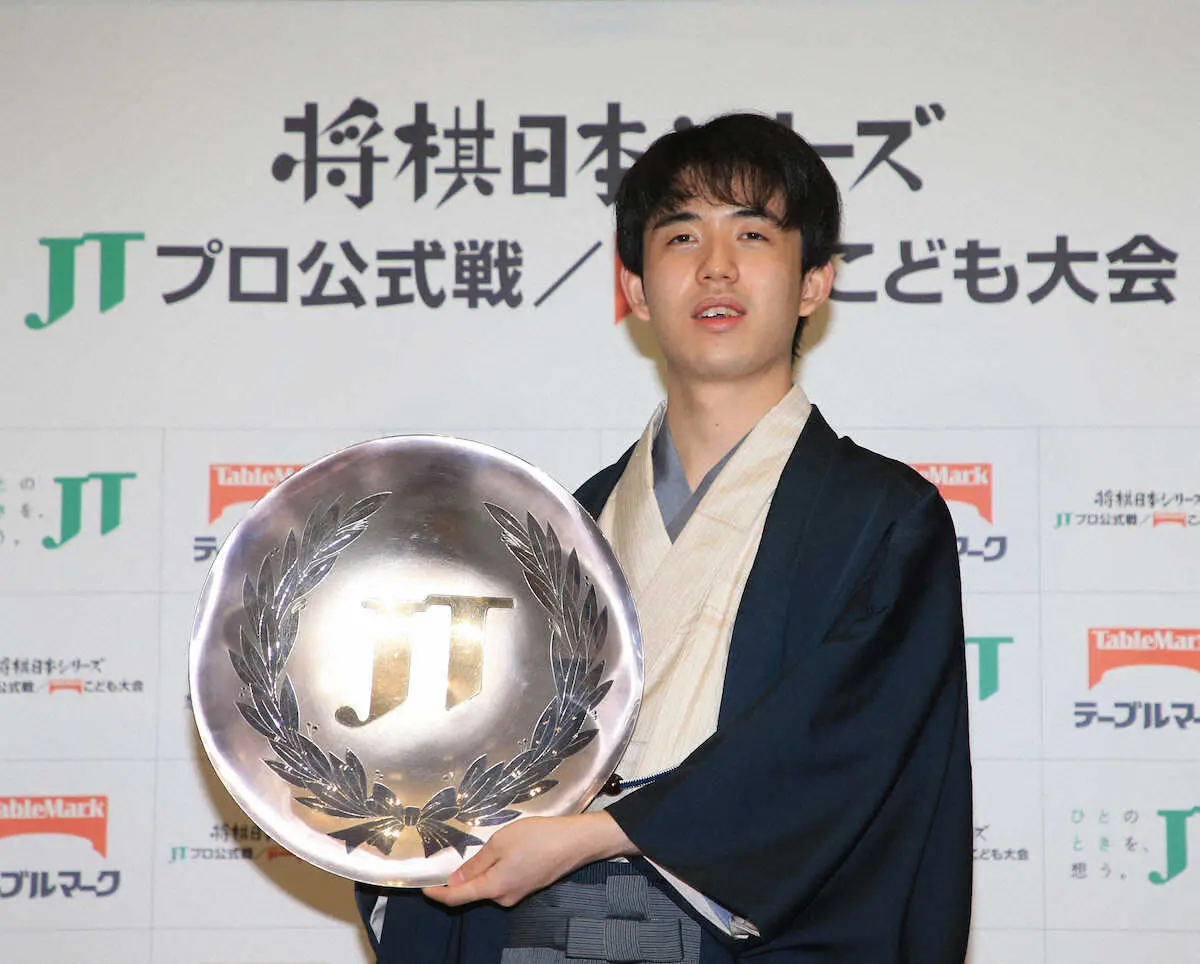 【画像・写真】藤井王将　JT杯で最年少V　課題早指し戦で成長見せた