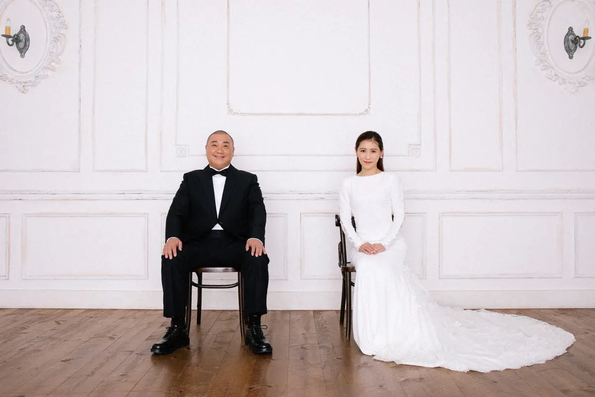 タキシードと白いドレスで…結婚を発表した極楽とんぼの山本圭壱（左）＆西野未姫のツーショット