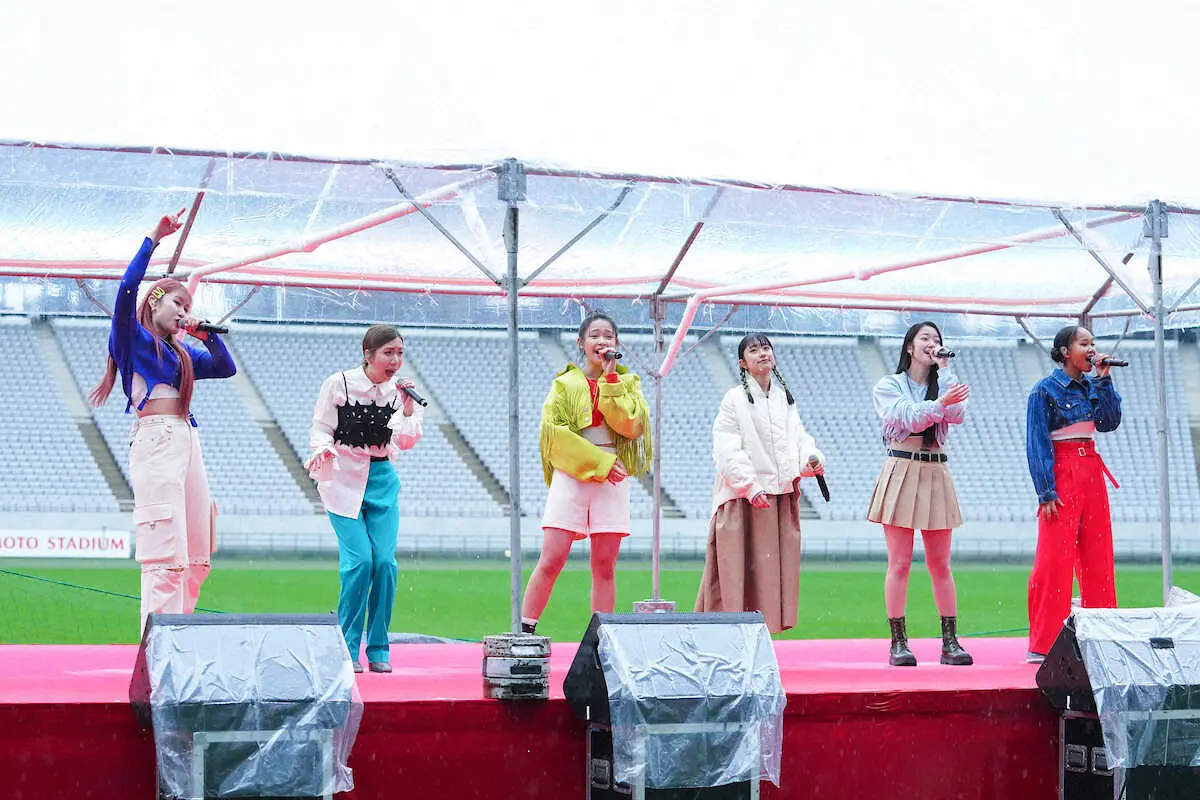 ＜第14回味の素スタジアム感謝デー＞新メンバーを迎えパフォーマンスを披露するLittle　Glee　Monster（左からかれん、MAYU、ミカ、アサヒ、結海、miyou）（撮影・会津　智海）