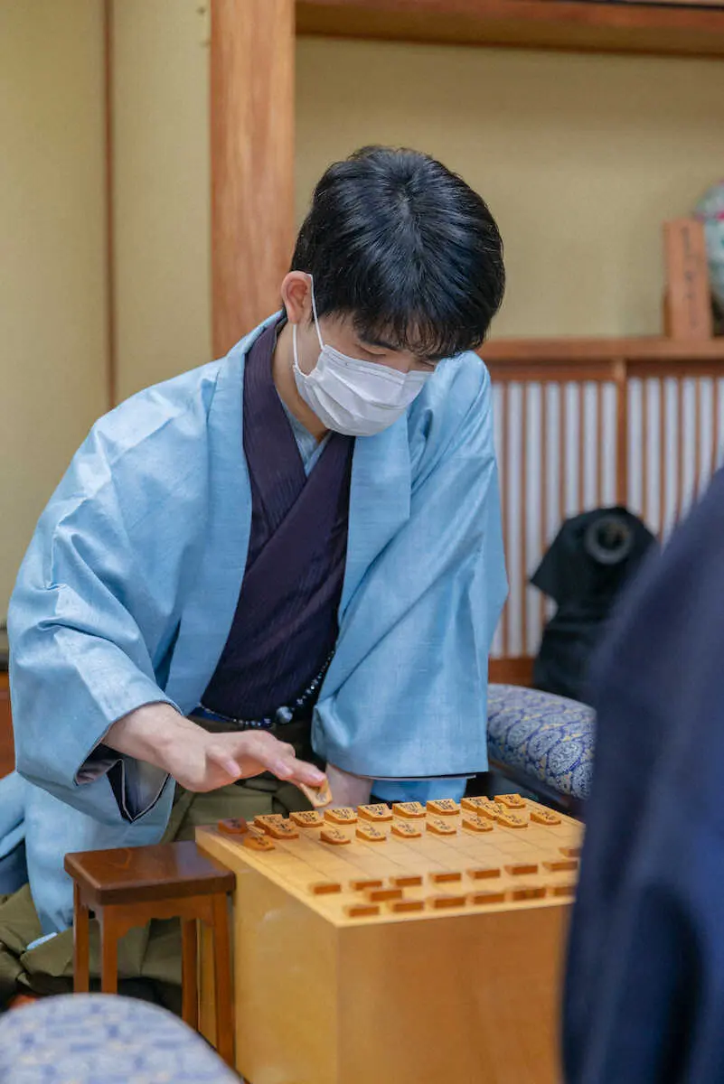 【画像・写真】藤井竜王、初防衛へ王手の第5局開幕　40手目まで同じ進行で昼休前に1時間超の長考