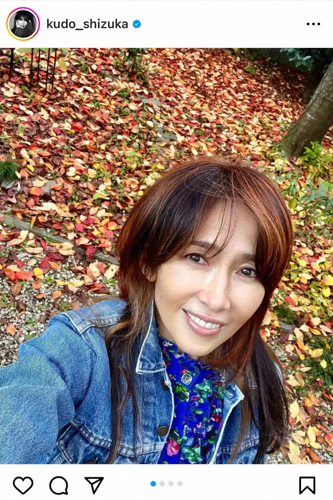 【画像・写真】工藤静香　美しい紅葉をバックに…カジュアルなデニムコーデ公開「笑顔素敵で絵になる」「お肌奇麗」