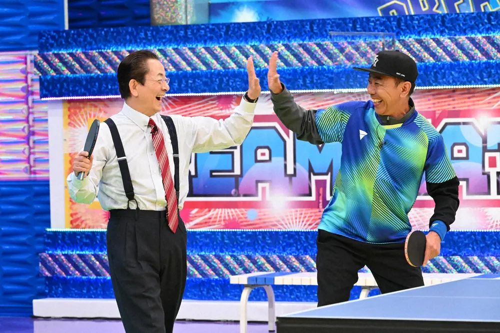正月恒例の番組「とんねるずのスポーツ王は俺だ!！」の卓球対決に出演する水谷豊（左）と木梨憲武（C）テレビ朝日