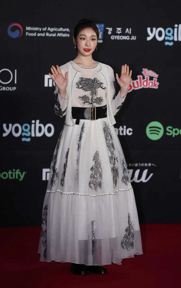【画像・写真】新婚のキム・ヨナさん　白のドレスでMAMA　AWARDSレッドカーペット登場