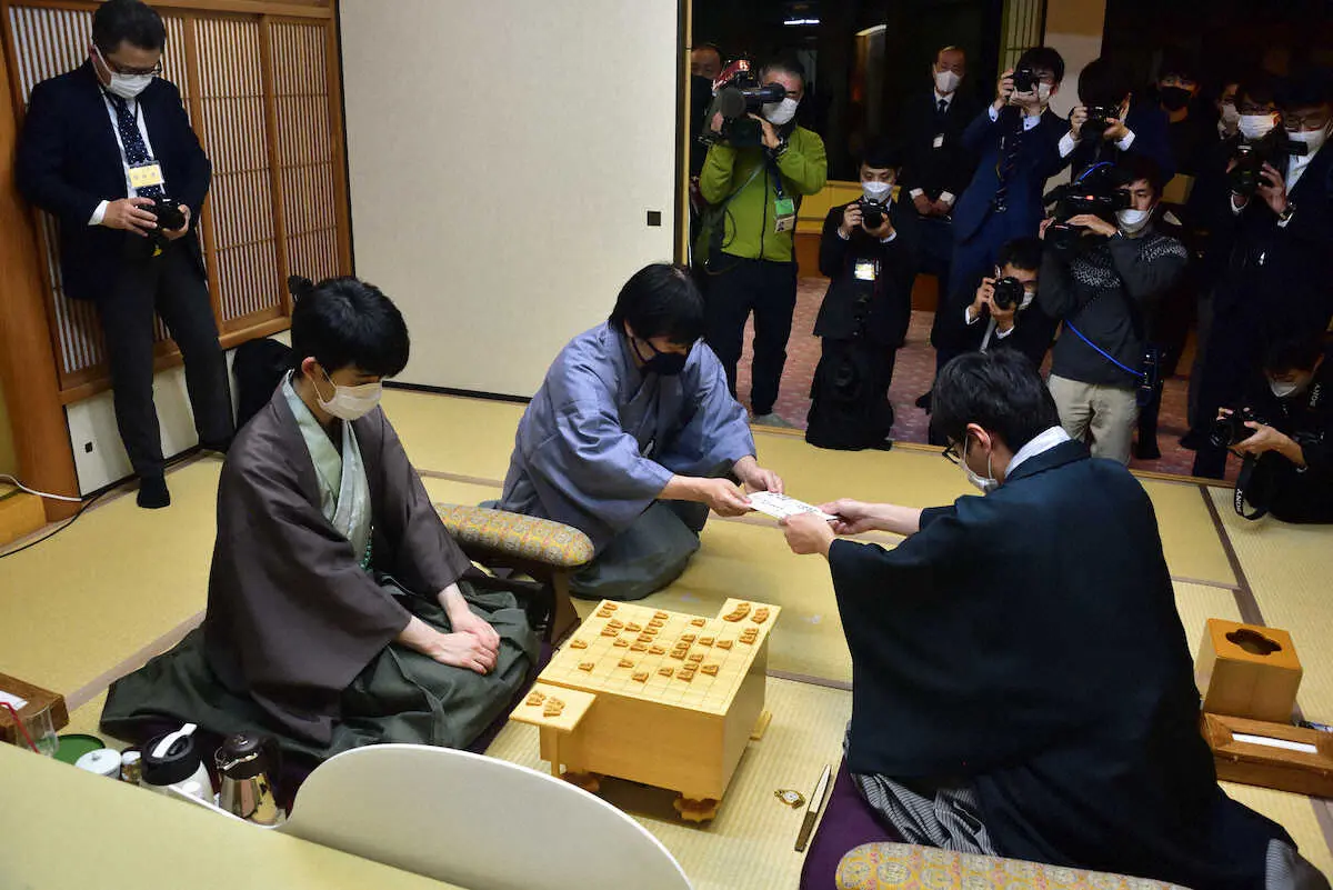 【画像・写真】藤井竜王　自身初第6局は70手目が封じ手　強気の応酬で広瀬八段との1日目午後は10手しか進まず