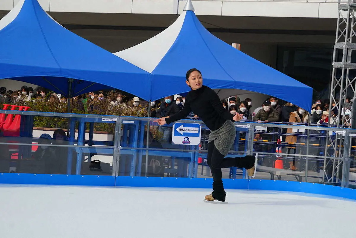 【画像・写真】安藤美姫「野外で滑るのはすごく気持ちよい」　イベントで華麗なスピン披露