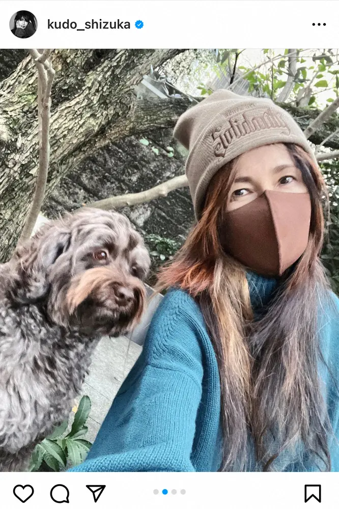 【画像・写真】工藤静香　セーター&ニット帽の冬コーデ披露　愛犬と散歩する姿に「寒さも吹き飛ぶかわいさ」「美人さん」