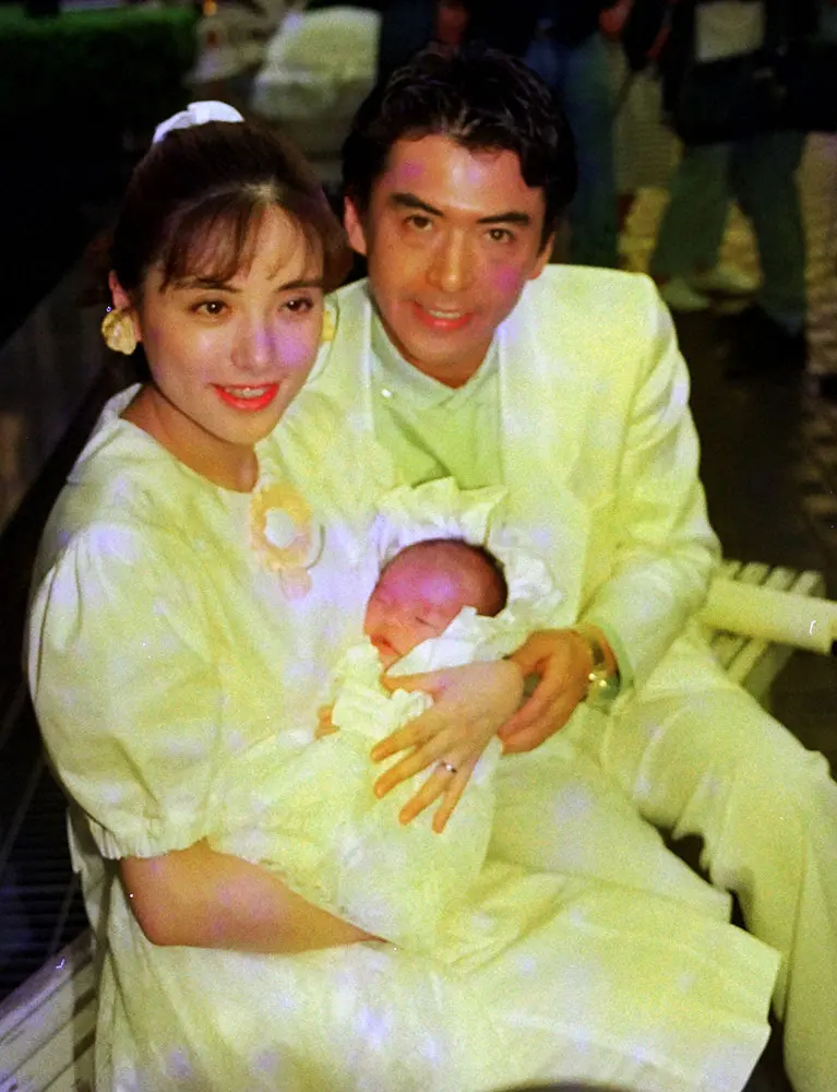 1988年5月、長男の匠くんをお披露目する志垣太郎さんと白坂紀子