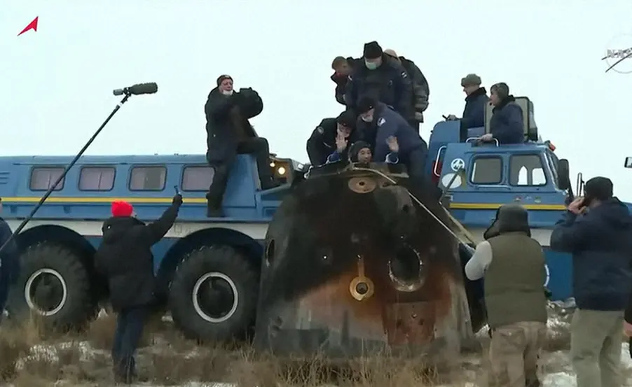 【画像・写真】昨年12月、地球に帰還し、手を振る前澤氏（C）NASA