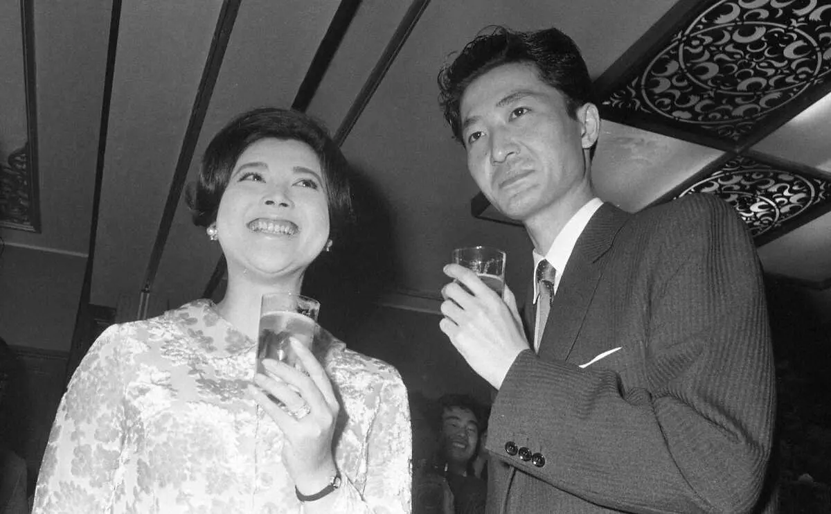 63年11月、婚約発表した吉田喜重さんと岡田茉莉子