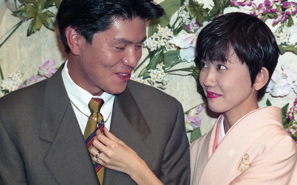 【画像・写真】ハワイでの挙式後に会見に臨むヒロミと松本伊代（1993年11月16日撮影）