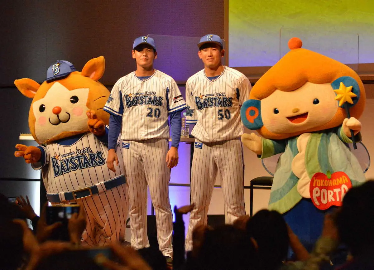 【画像・写真】トークショーを終え記念撮影するDeNAの坂本（左）と山本