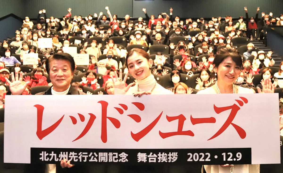 映画「レッドシューズ」の先行公開記念舞台あいさつを行った（左から）雑賀俊朗監督、朝比奈彩、松下由樹