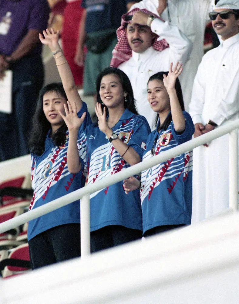 【画像・写真】1993年、サッカーＷ杯アジア最終予選　日本ー韓国戦、スタンドで声援を送る長谷川夫人・聖子さん、カズ夫人・りさ子さん、三浦泰年夫人・美奈子さん