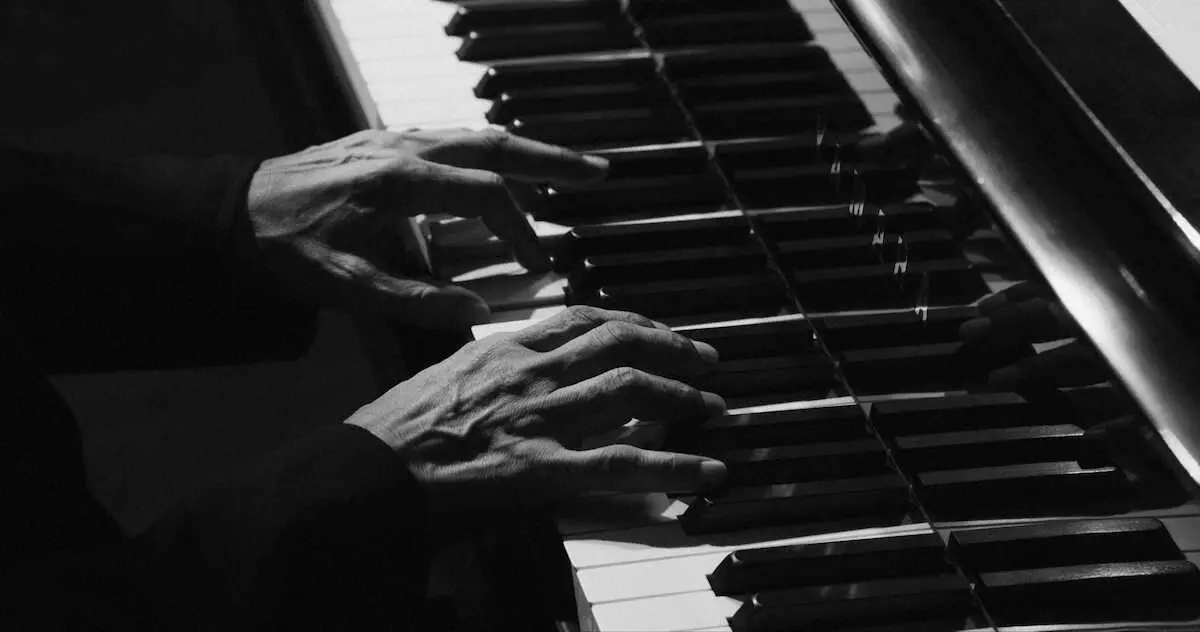 配信でピアノ・ソロ・コンサートを行った坂本龍一（「Ryuichi　Sakamoto:Playing　the　Piano　2022」（C）2022　KAB　Inc.）