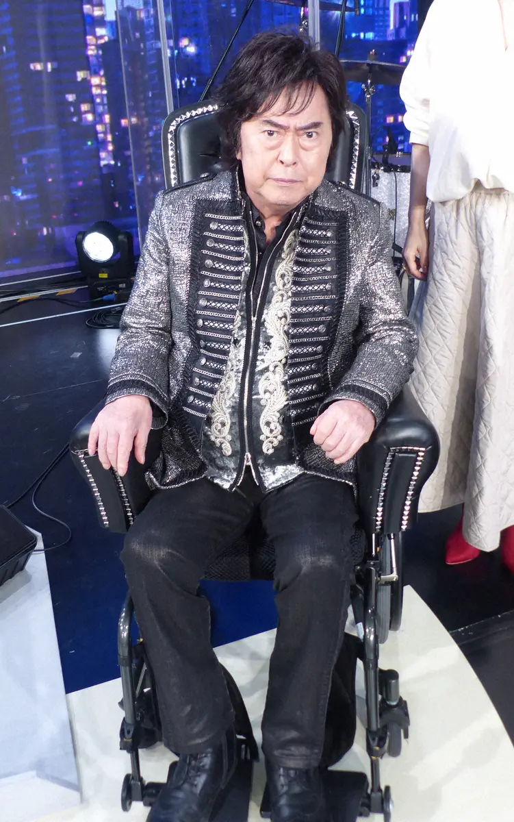 特注の車椅子で強い目力を見せる水木一郎さん（2022年10月撮影）