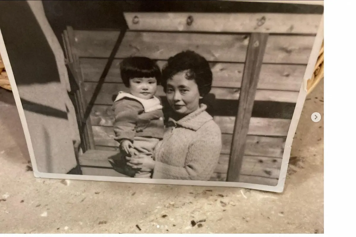 【画像・写真】安藤優子氏　幼少期のモノクロ写真公開に「可愛い」「昭和いいですね」「心温まりました」