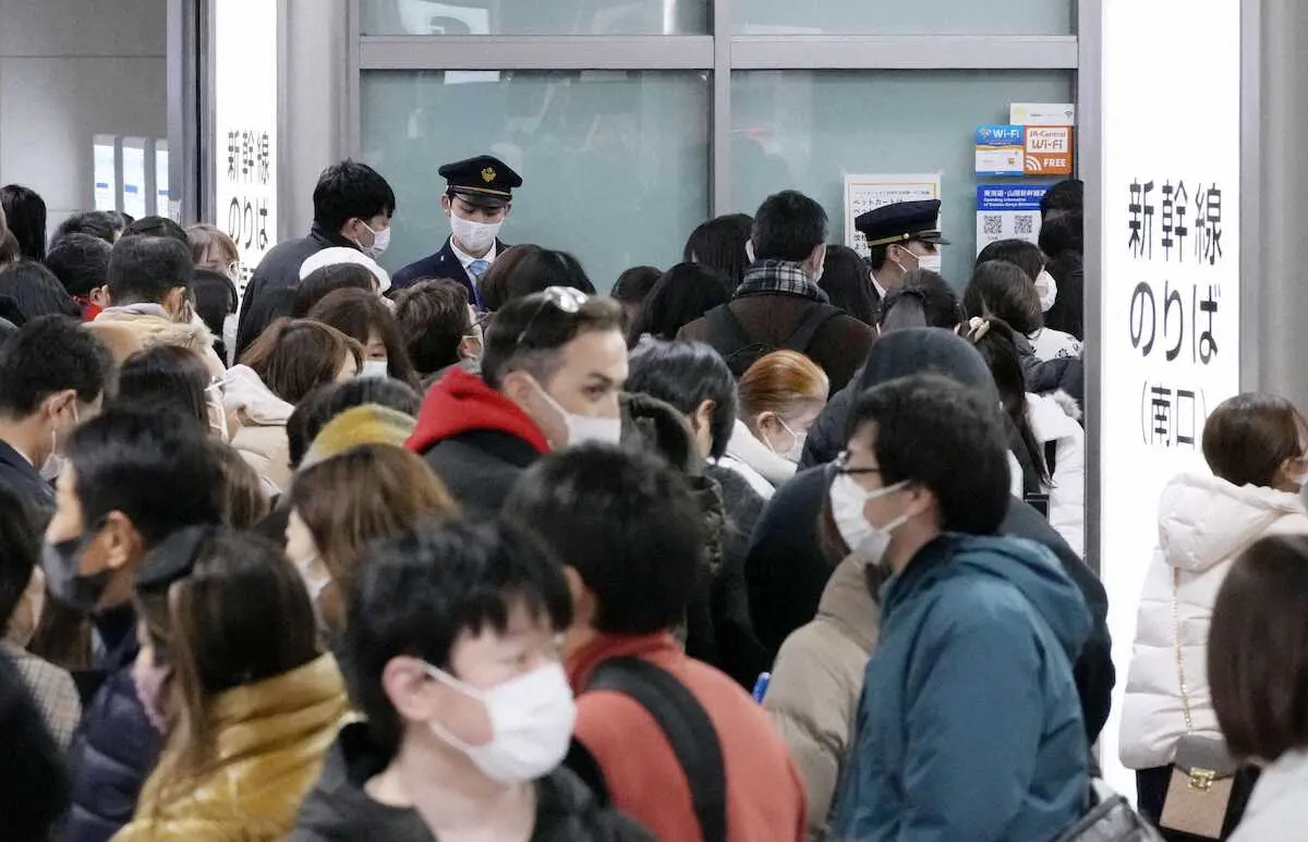 　東海道新幹線が上下線で運転を見合わせ、利用客らで混雑するJR名古屋駅の新幹線改札口付近