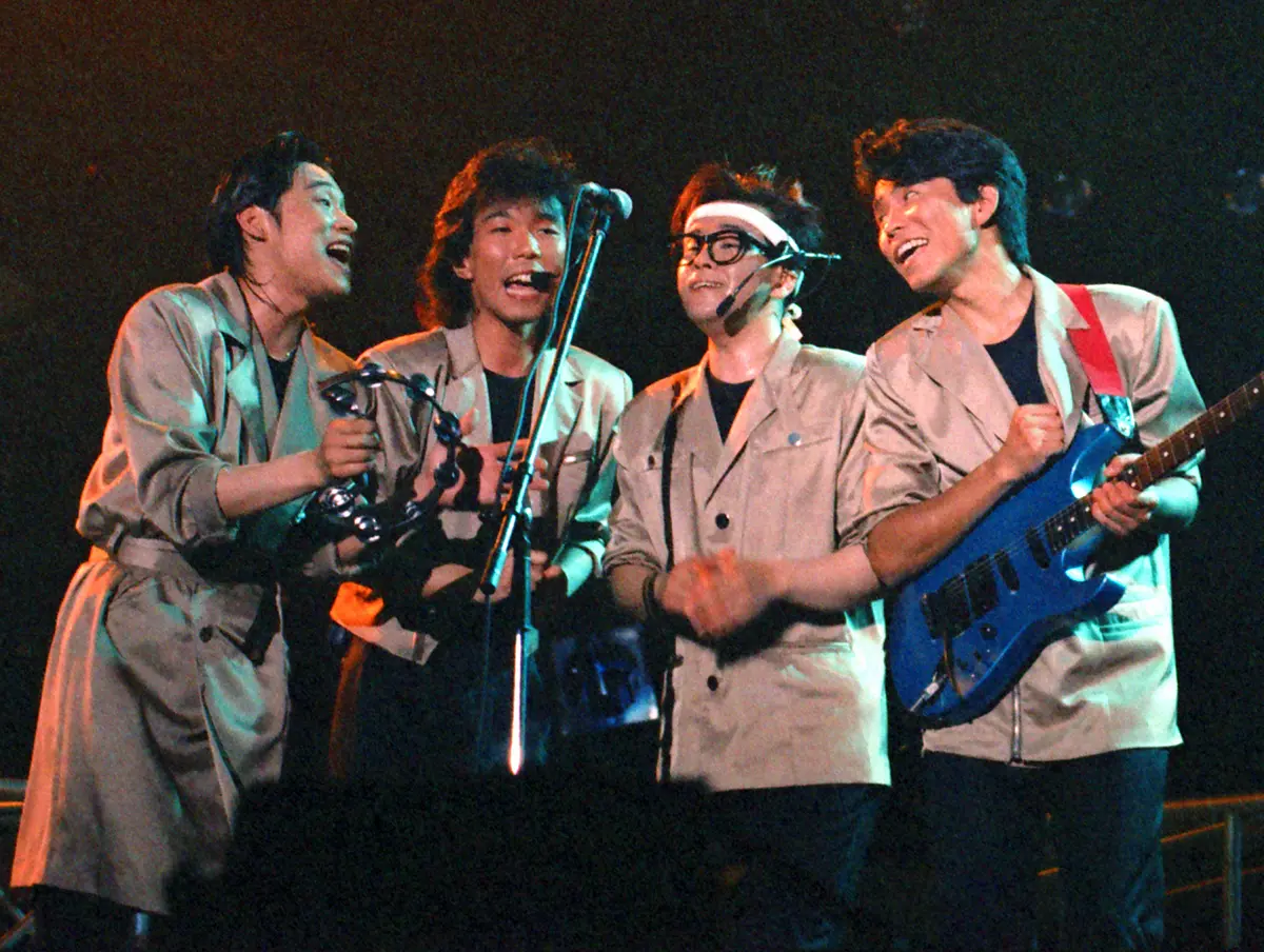 89年のC－C－Bファイナル・ツアー。アンコールに応え、熱唱する笠浩二さん（右から2人目）らC－C－Bメンバー