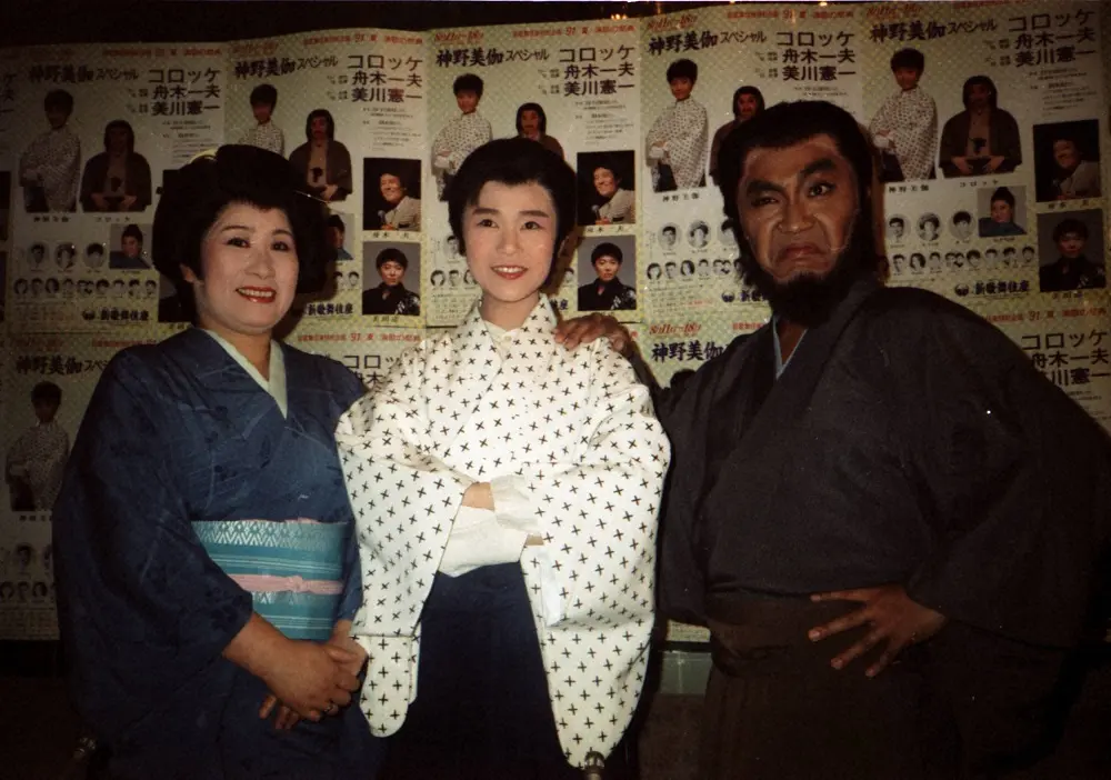 1991年、新歌舞伎座・初座長「神野美伽スペシャル」製作発表会見で気炎を上げる（左から）あき竹城さん、神野美伽、コロッケ