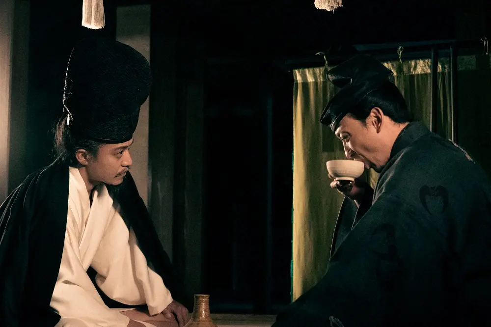 【画像・写真】大河ドラマ「鎌倉殿の13人」最終回（第48話）。“生涯の盟友”最後の化かし合い。北条義時（小栗旬）に勧められた酒を飲んだ三浦義村（山本耕史・右）は…（C）NHK