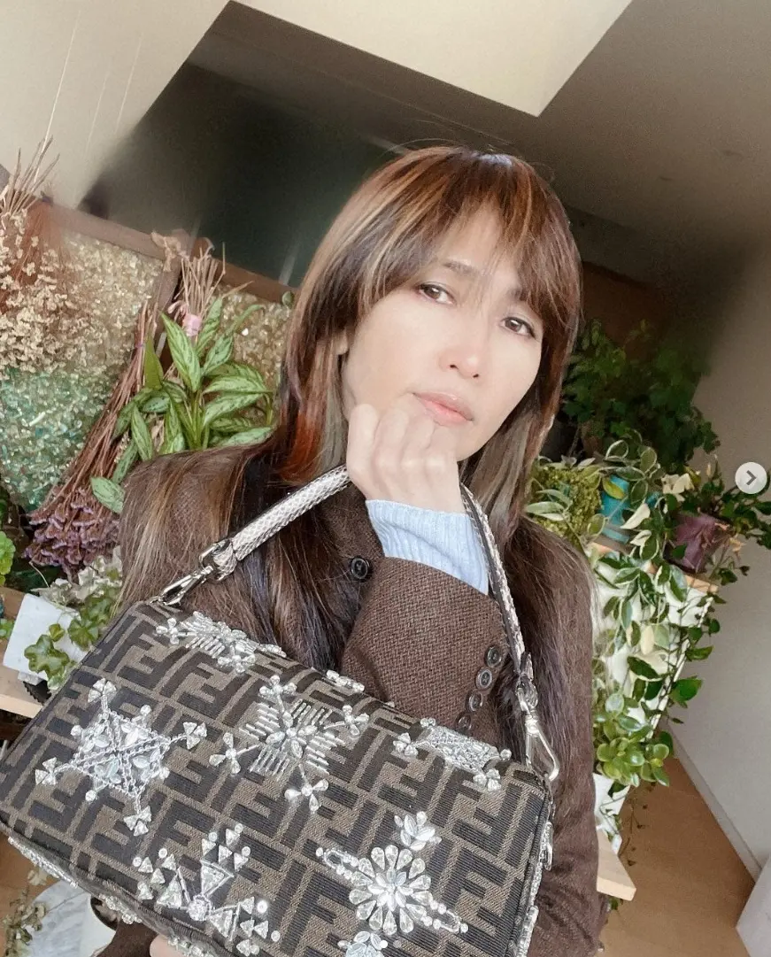 【画像・写真】工藤静香　ジャケット＆デニム姿で“雪の結晶バッグ”披露に「オシャレコーデ流石」「めちゃくちゃ素敵」