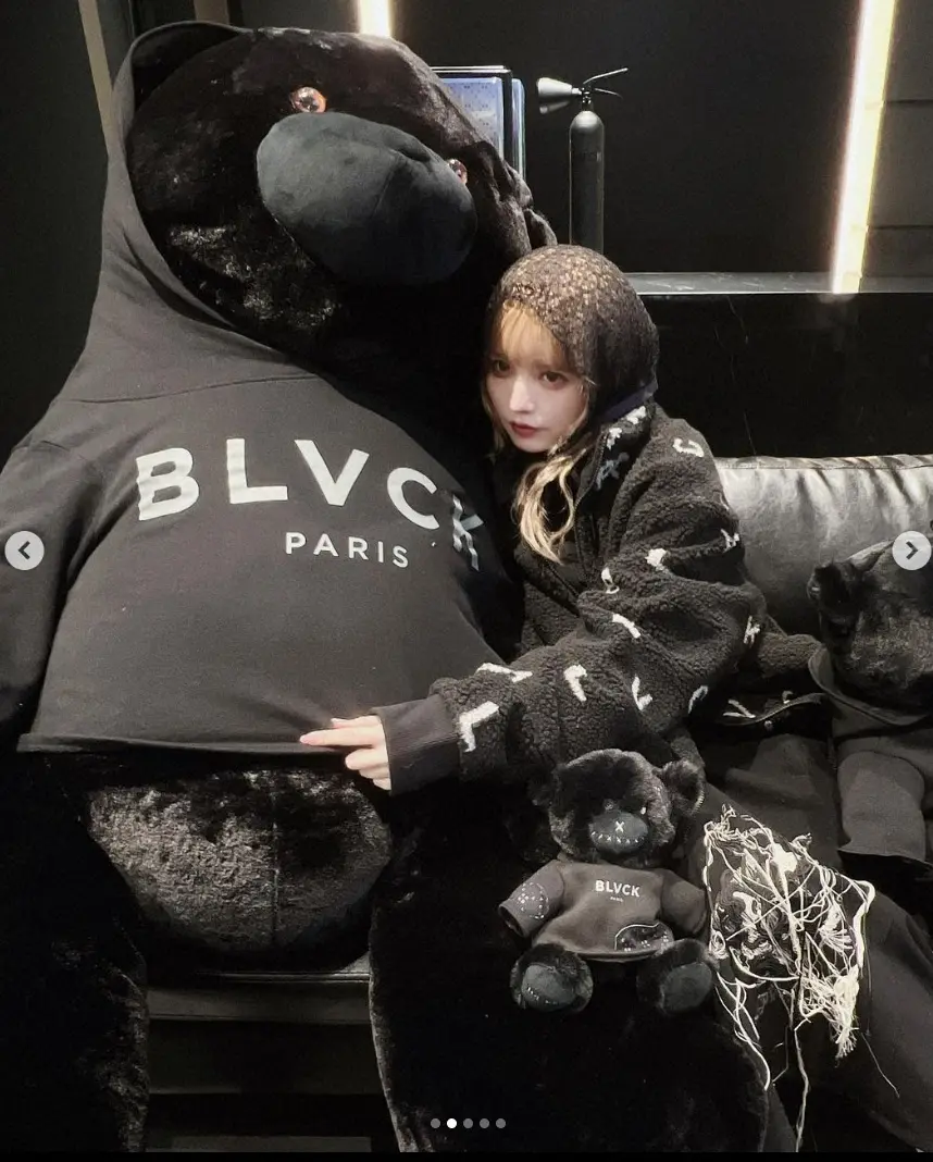 【画像・写真】益若つばさ　久々“外出ショット”公開に「ブラックつーちゃんだ！」「めちゃくちゃかっけー！」