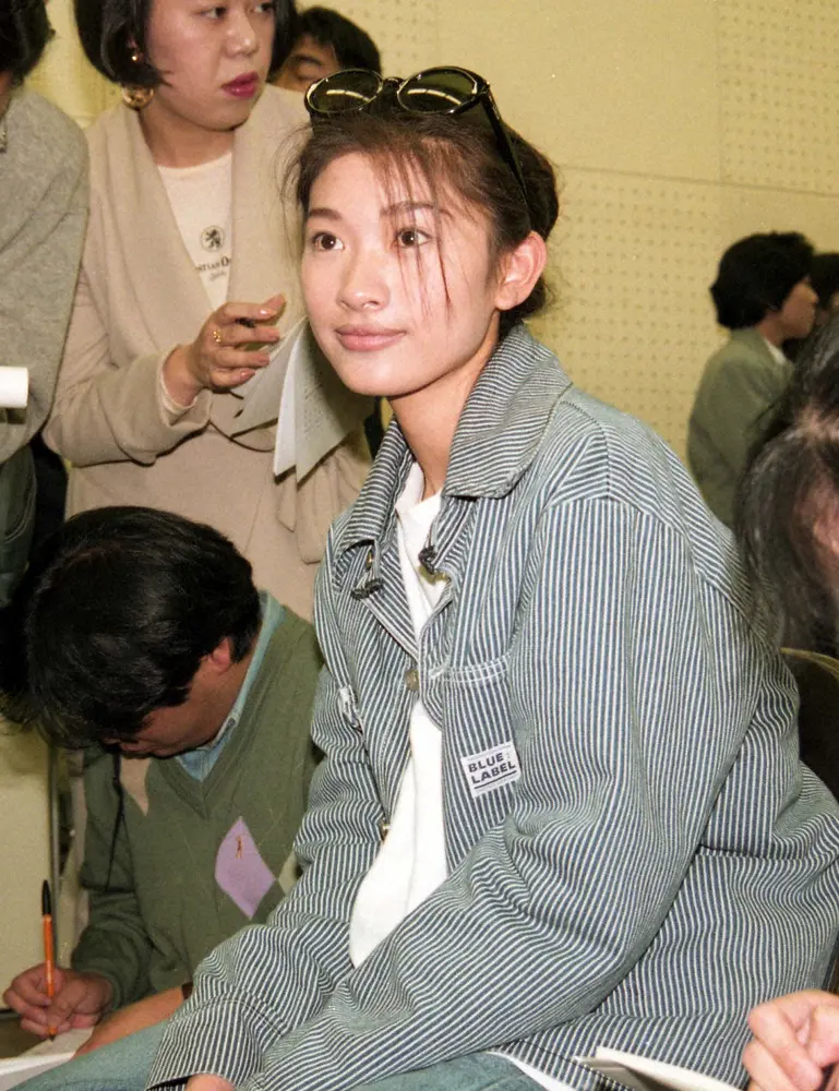 1994年　紅白に初出場し、取材を受ける篠原涼子