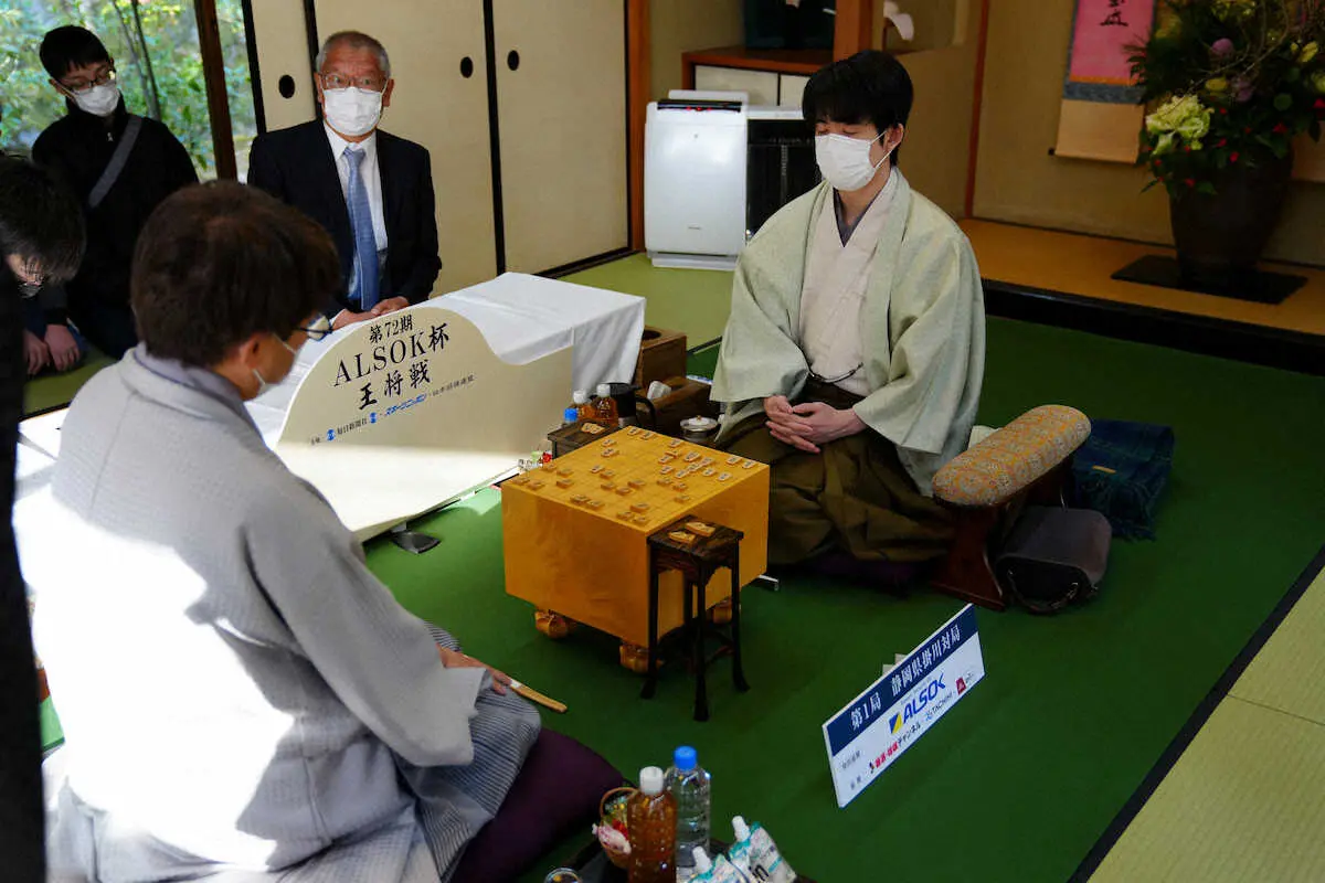 【画像・写真】藤井王将VS羽生九段　王将戦第1局、対局再開　封じ手は「5八同成銀」