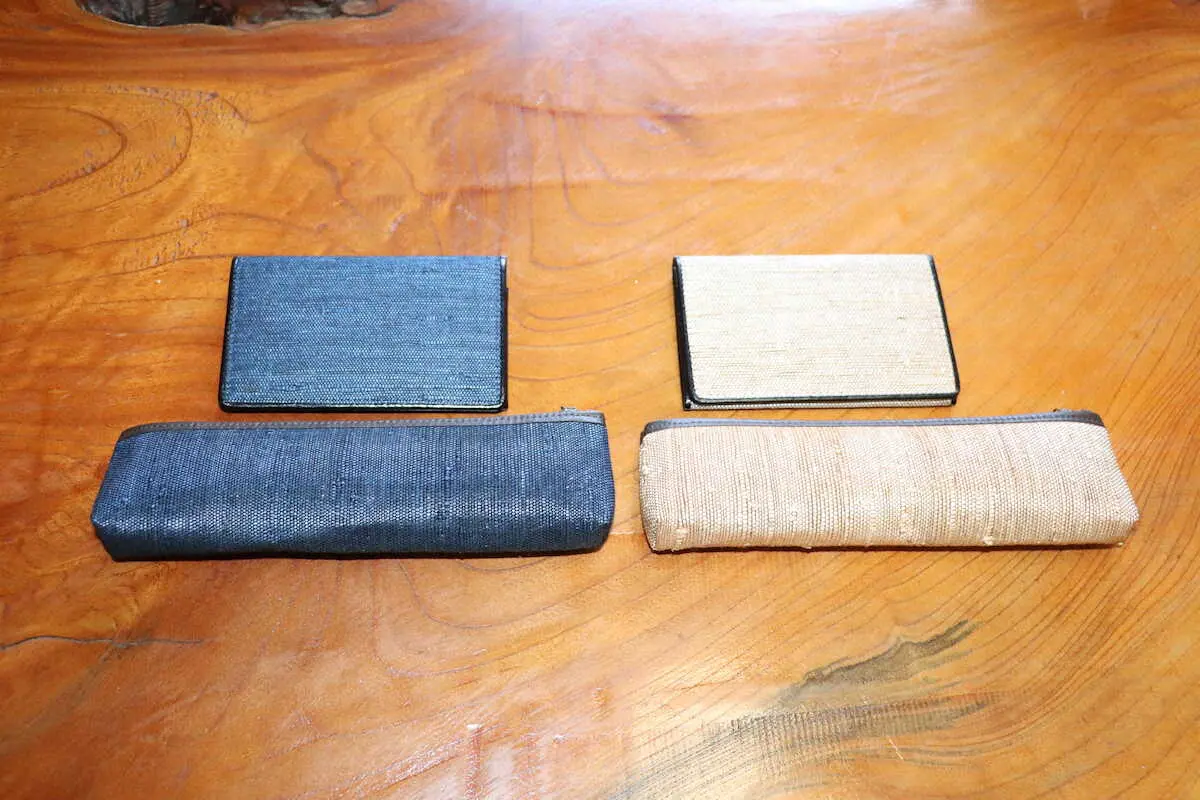 【画像・写真】王将戦　掛川伝統の織物「葛布」名刺入れ＆ペンケースを藤井王将、羽生九段に贈呈