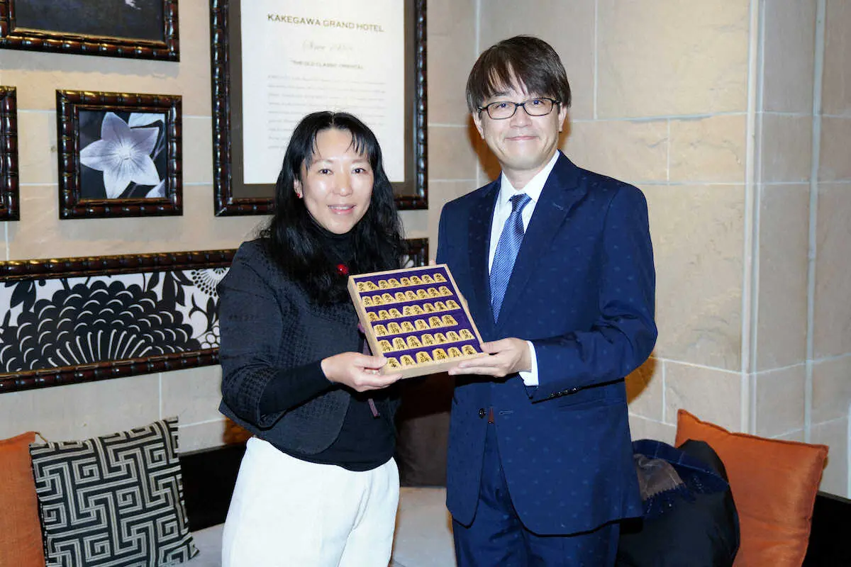 【画像・写真】羽生九段に“逆襲の盛り上げ駒”「永世王将」獲得の07年CM出演で使用の品サプライズプレゼント