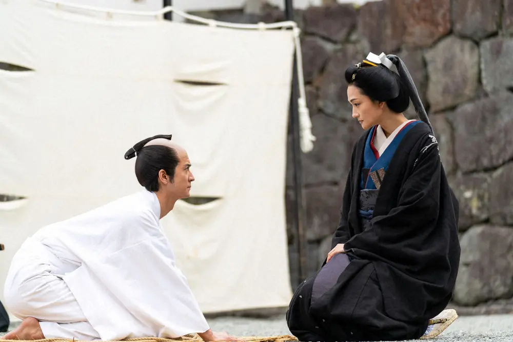 【画像・写真】男女逆転「大奥」初回、ネット騒然　中島裕翔のキス、風間俊介のすね毛…ジャニーズファン歓喜の展開　