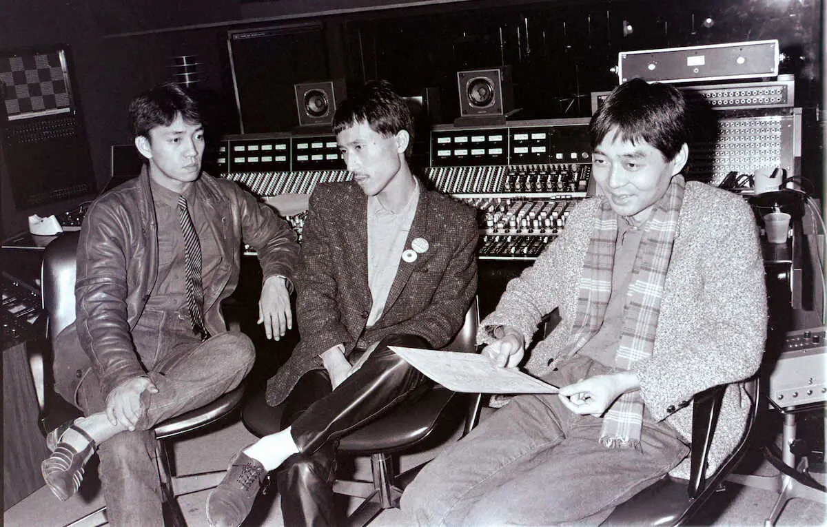 1979年12月、凱旋コンサートを前にインタビューを受ける（左から）坂本龍一、高橋幸宏さん、細野晴臣。80年代にテクノブームを巻き起こした