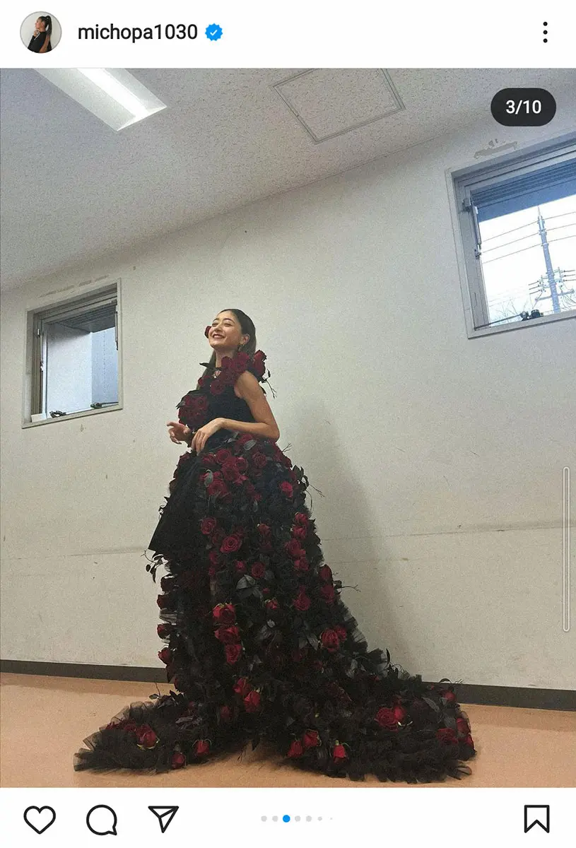 【画像・写真】みちょぱ「2、30キロある500本」のバラで飾られたドレス姿披露に「可愛すぎ」「ゴージャス」の声