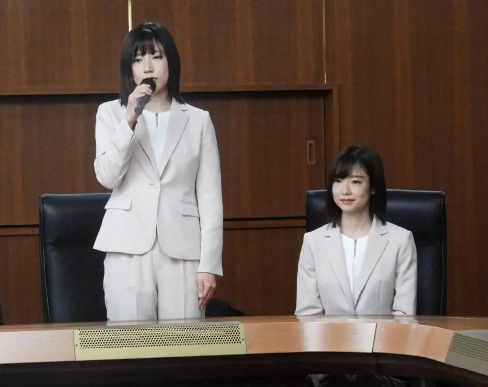 埼玉県議選への立候補を表明した美人姉妹みか（左）とりか