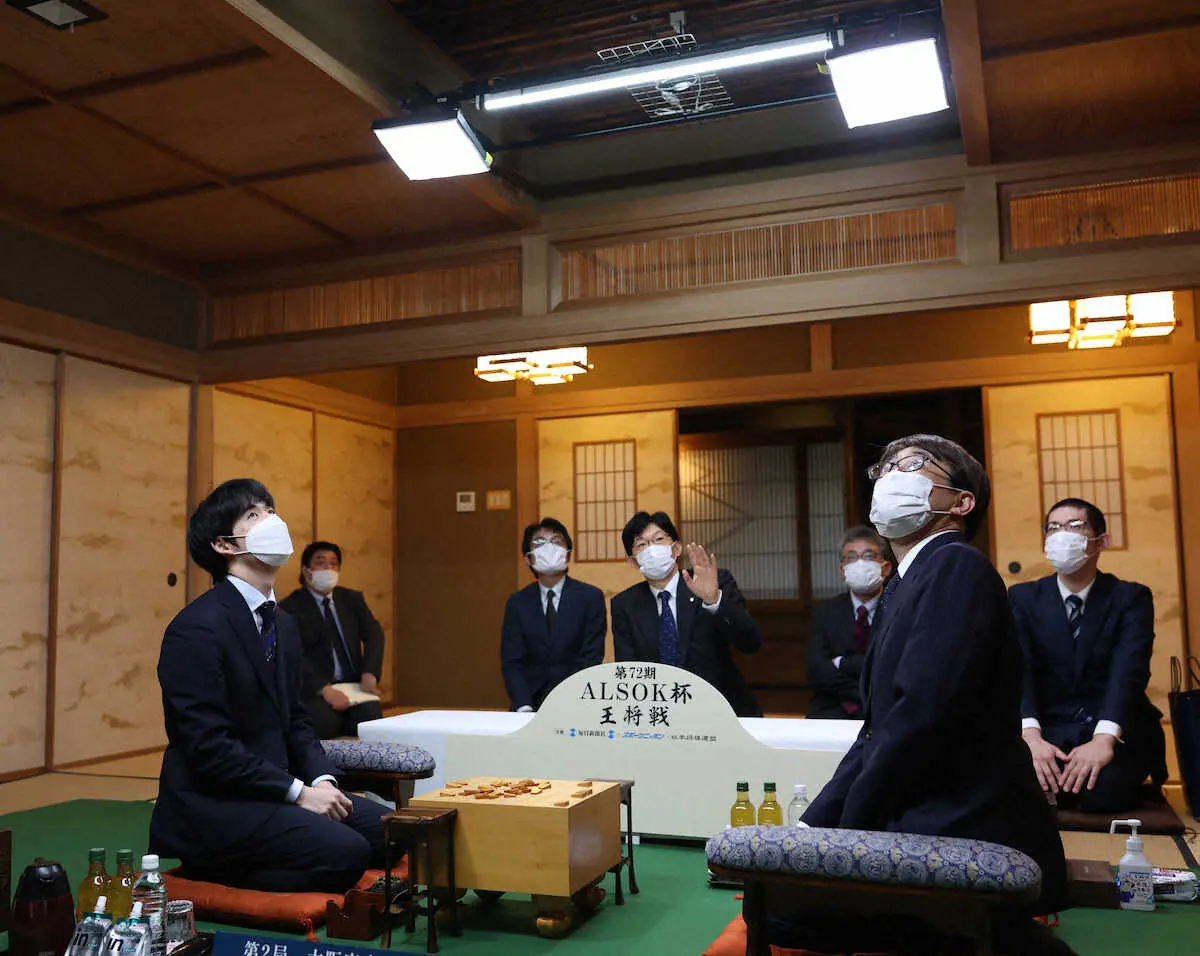 【画像・写真】羽生九段“先手必勝”「先手番の方が作戦的に選べる」　泰然自若のオーラ…LED光量気にしない