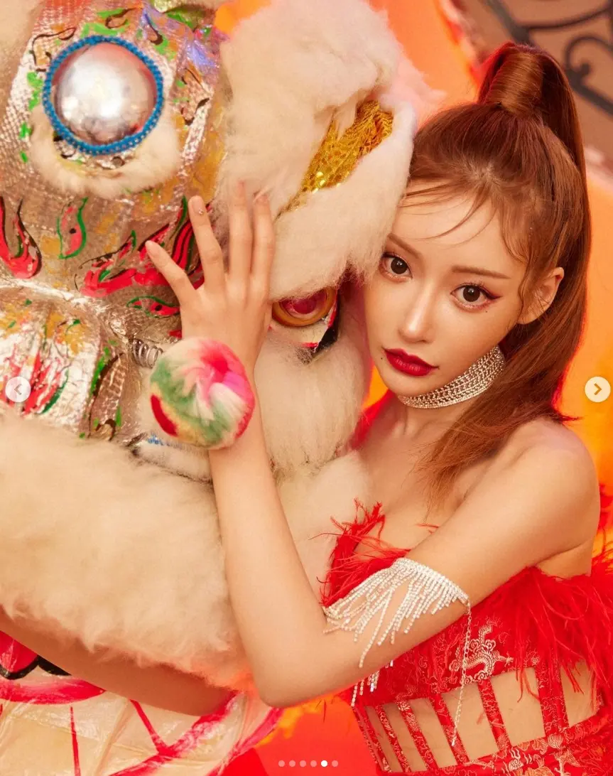 【画像・写真】明日花キララ　“大胆スリット”チャイナ服姿披露に「一段と色っぽい」「女神」「高貴な感じ」