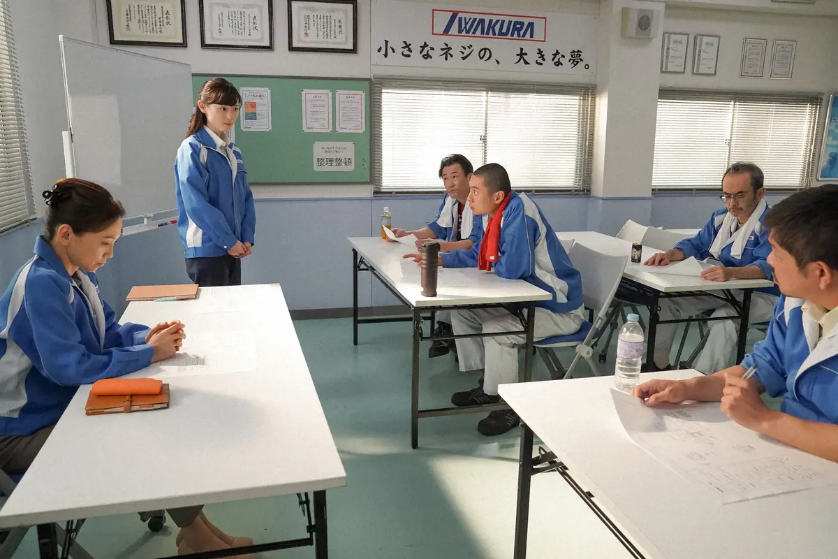 連続テレビ小説 舞いあがれ 第79話 Iwakura 会議室にて 左から 岩倉めぐみ 永作博美 宮坂利勝 木内義一 結城章 葵揚 笠巻久之 古古舘寛治 相良康光 平田理 にある相談をする岩倉舞 福原遥 C Nhk スポニチ Sponichi Annex 芸能