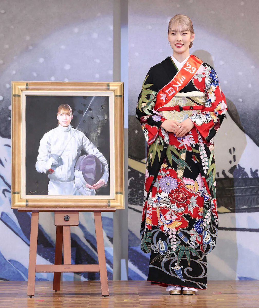 「和田静郎特別顕彰ミス日本」に選出され、贈呈された肖像がの隣で笑顔を見せるフェンシングの江村（撮影・木村　揚輔）
