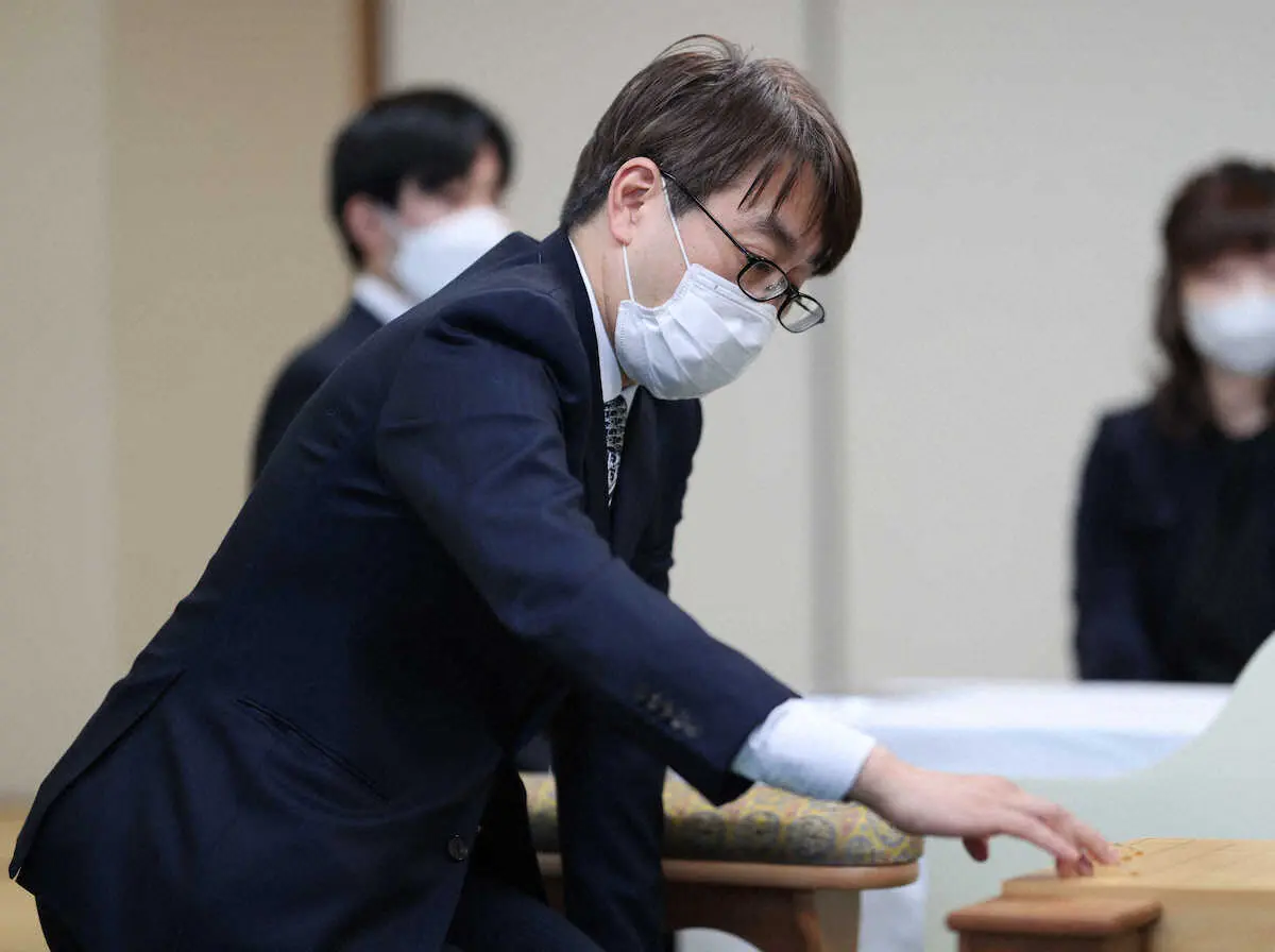 【画像・写真】王将戦第3局へ藤井王将、羽生九段が対局場検分　使用の駒は地元ファンが提供