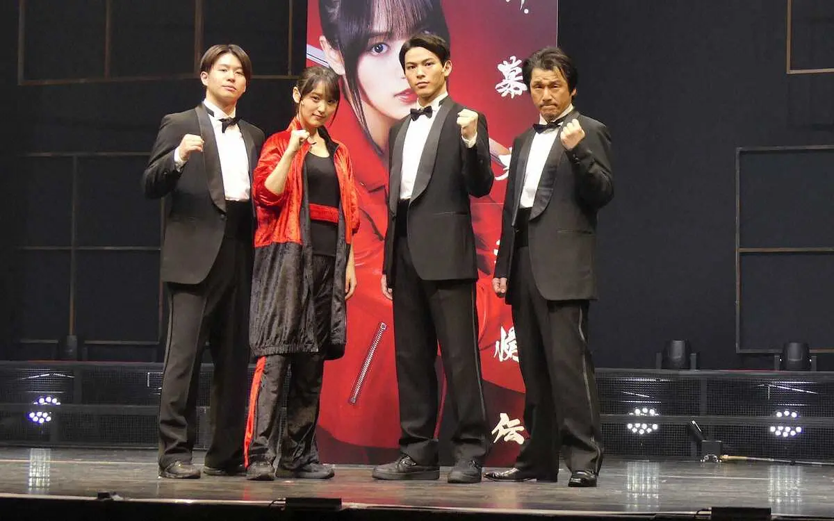 舞台「新・幕末純情伝」の初日を迎えた（左から）高橋龍輝、菅井友香、松大航也、吉田智則