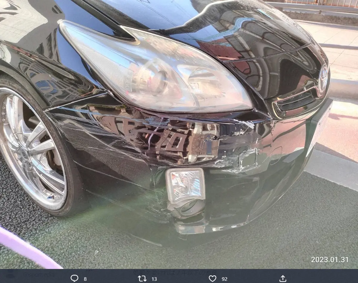 【画像・写真】楽しんご「交通事故に巻き込まれました」　破損した車体＆足のケガ公開　「相手側は免許取消…」
