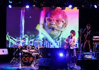 笠浩二さんお別れの会＞お別れの会では多くの写真が飾られた（撮影