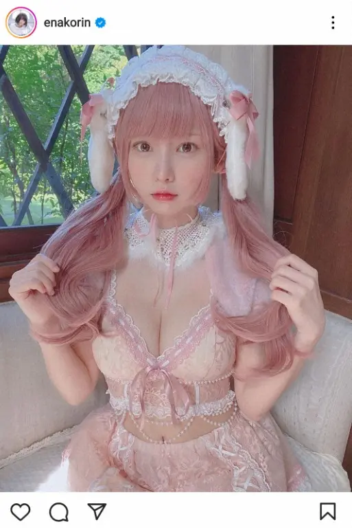 【画像・写真】えなこ　“ウインク”サンタコスプレ披露に「最高」「とてもキュート」「惚れてまうやろ」