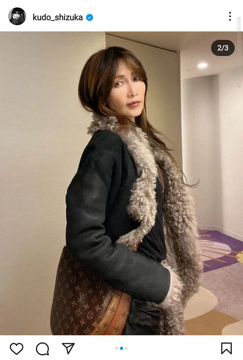 【画像・写真】工藤静香　ゴージャスなムートンコート＆ヴィトンのバッグ姿で屋内外の気温差対処法披露