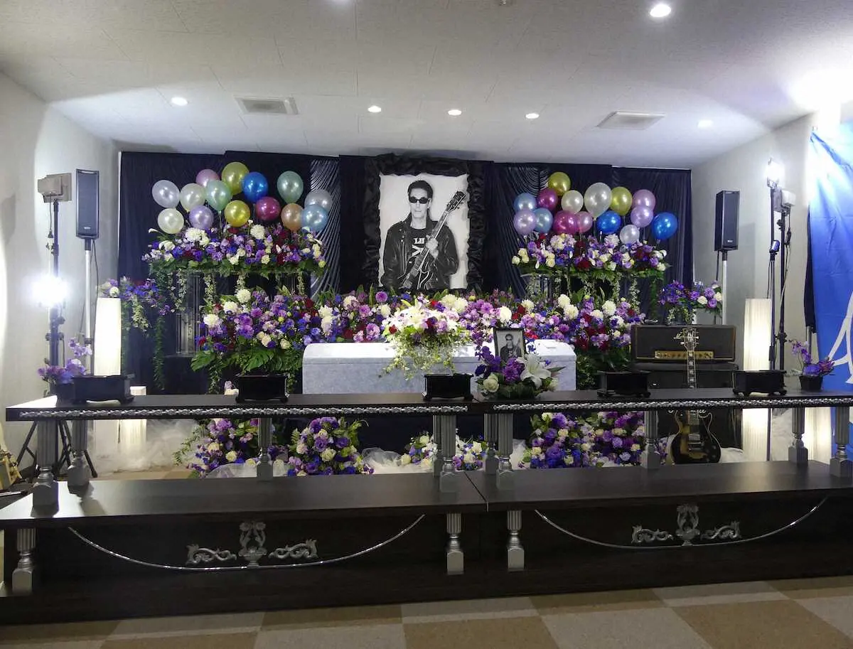 鮎川誠さんの「ロック葬」で、鮎川さんの思い出の品などが陳列された祭壇